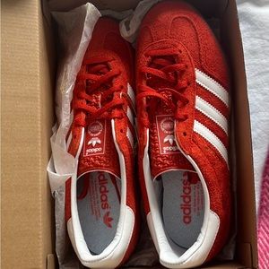 never worn burnt orange size 7.5-8 women's shoes.